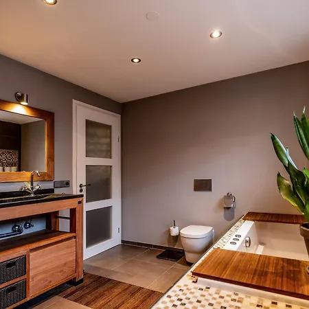 Nova Houseboat Deluxe Free Bikes Villa