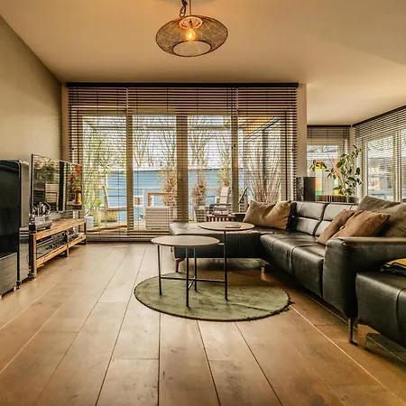 Nova Houseboat Deluxe Free Bikes