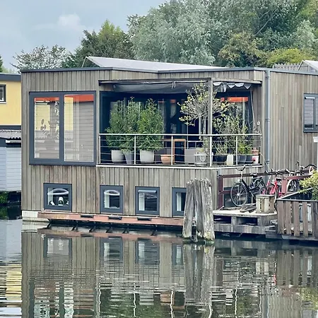 Villa Nova Houseboat Deluxe Free Bikes *