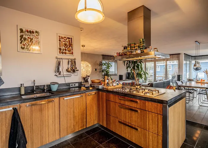 Nova Houseboat Deluxe Free Bikes