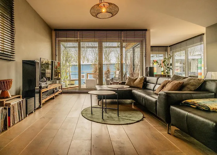 Nova Houseboat Deluxe Free Bikes